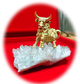 Фигурка на златен бик с планински кристал