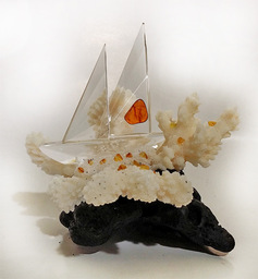 Кристален кораб с естествени камъни кехлибар,корали и вулканичен камък