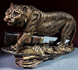 Ловен нож и статуетка тигър 2022