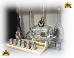 Стъкленоо буре с метални 6 чаши и дъска за рязане на мезета