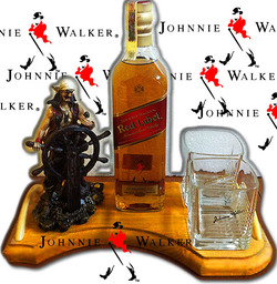 Марков алкохол на постамент с пират като символика за хладнокръвие и веселие за подарък на мъж