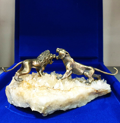 статуетка на два лъва с планински кристал