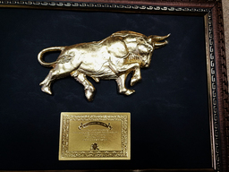 Златен бик в рамка сувенир за подарък онлайн
