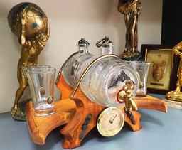 2 стъклени бурета РИНО с меден обков и чаши с герб на дървен поднос
