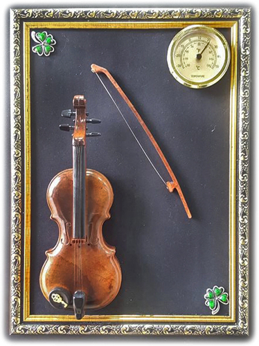 Ефектна релефна 3д картина цигулка с термометър и детелинки за късмет