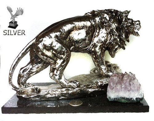 Пластика Лъв с масивно посребряване върху постамент от черен гранит с естествен кристал Аметист