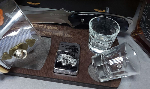 Нож на дървена стойка с чаши за ракия и уиски