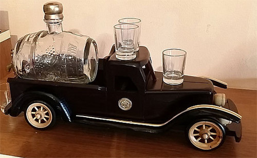 Лукс дървен макет на пикап със стъклено буре за алкохол с кранче и 4 чашки ръчна изработка. Поризход - ЕС
