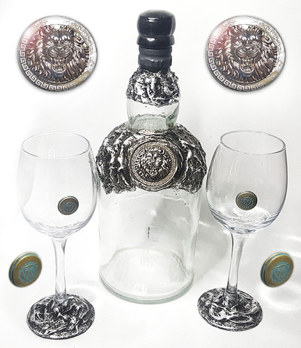 Стъклена бутилка и 2 чаши със сребърен обков ЛЪВ